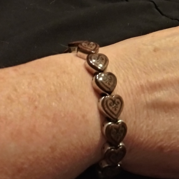 Wood Look Heart Bracelet - Picture 2 of 6